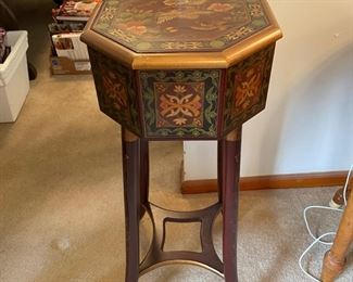 #46	AW	Oriental Style Sidetable with flip top lid and felt inner lining.	($ 60.00)