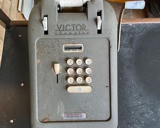#59		Vintage Victor Hand Crank Calculator	($ 20.00)																							
