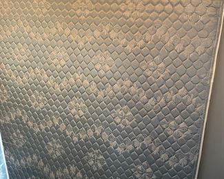 #26		Lea chippendale style carved queen bed frame. Head board and foot board. 	($ 150.00)																							