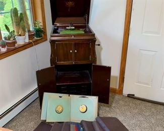 Antique Victor/Victrola talking machine