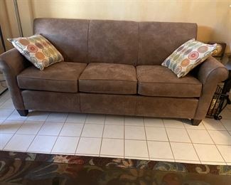 Leather couch in excellent condition 