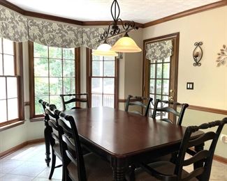 Kitchen Set - Like new with 2 leaves and 6 chairs