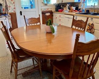 Kitchen table with 2 leaves and 4 chairs