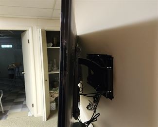 Samsung flat screen plasma TV, 2010 model year, works perfectly.  Picture showing how thin (wall mount NOT included)