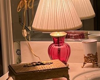 GLOBE vintage jewelry ormlou, Fenton Cranberry lamp
