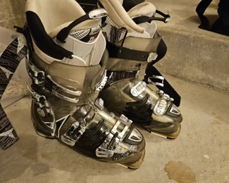 Men's size 10 atomic hawks ski boots