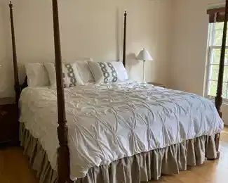 Now $385.00 - Was $550.00 Henredon mahogany king 4 poster bed frame   *pickup in Wilmette