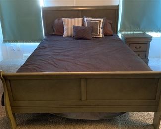 Queen bed set
Available for presale 