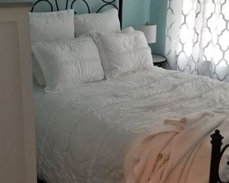 Pretty double/full bed & bedding