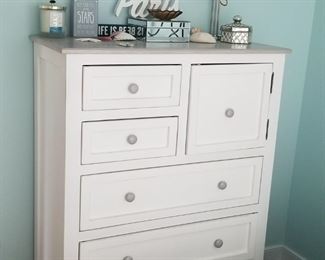 Chic dresser with cupboard