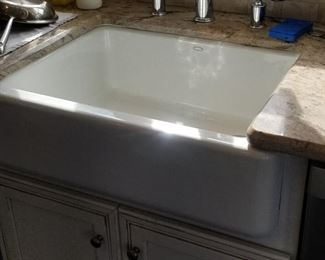 Pretty porcelain apron sink