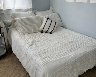 Double/full bed & bedding