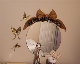 MIRROR AND WALL HANGINGS
