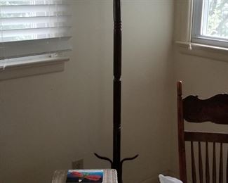 Classic coat tree