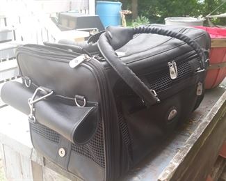 Soft shell pet carrier 