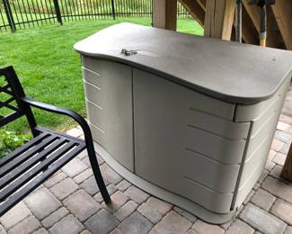 Outdoor storage bin
