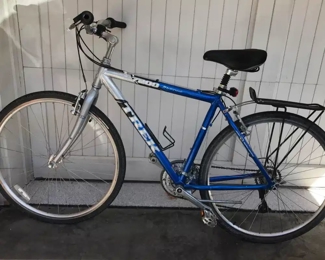 TREK - 7200 Multitrack Bike