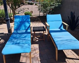 Cozy up & cocktails! Live the blue !