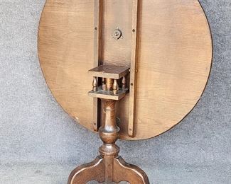 Fine Cushman Colonial Vintage Tilt Top Table Vermont
