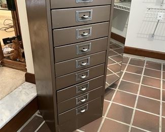 Metal drawer cabinet