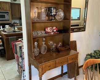 Ethan Allen Expanding table an hutch, with 3 leaves