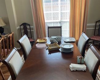 $400 - Broyhill Table & 6 Chairs (has additional leaf 