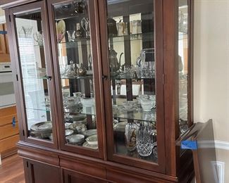 $200 - Beautiful Broyhill China Cabinet