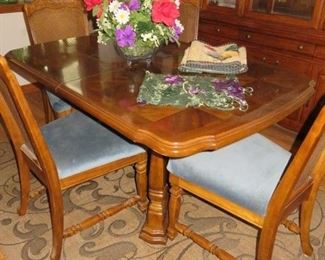 Dining Room Table w/6 Chairs & Leaf