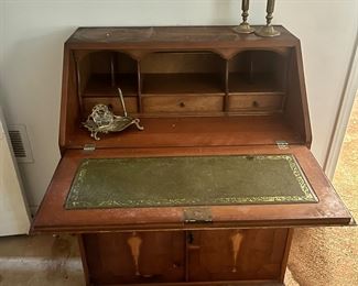 The leather top is in wonderful shape!