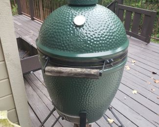GREEN EGG grill w extras (large)