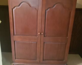 Entertainment armoire 