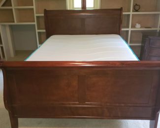 Queen bed w mattress 