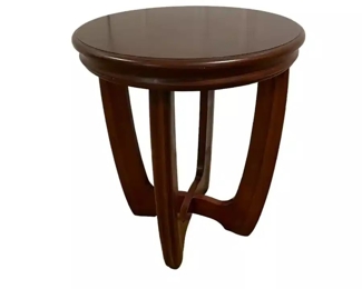 $425.00 USD   Beautiful Round Wood Bernhardt Accent Side End Table LY200-4
Unique and elegant, the round Bernhardt end table features richly stained wood. Built for aesthetics, strength and mobility.

Dimensions: 21 x 21 x 25"H

Condition:  Good condition.  Some scratches on surface. Please contact us for shipper suggestions