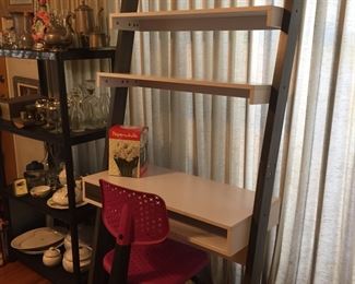 Compact desk - Perfect for small spaces.