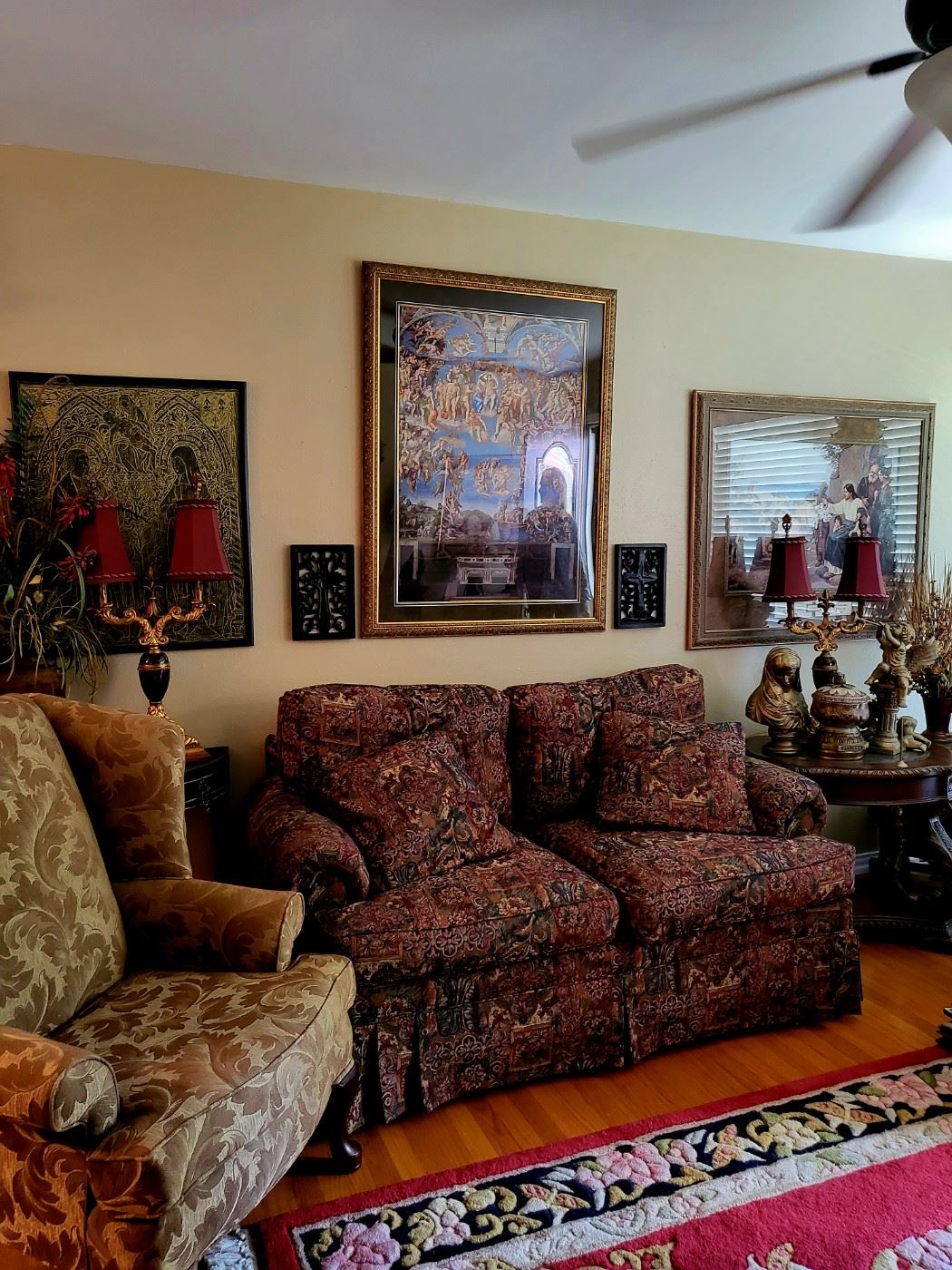 Charming Livingroom full of Treasures!