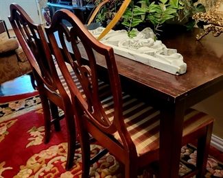 DR Table & 2 Chairs! Beautiful Quality Rug!