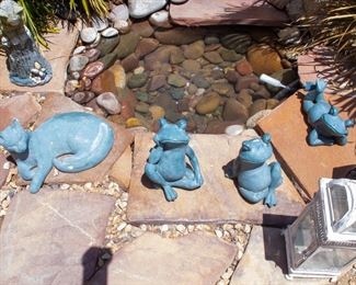 Decorative frogs and cat statue