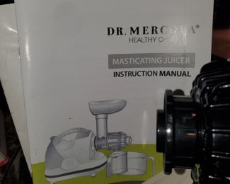 Masticating juicer