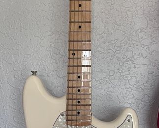 #19 - Fender - Mustang, Olympic White - MX16755330 -- $550