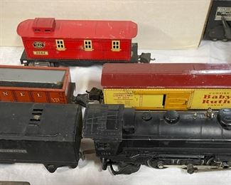 Complete and near pristine post-war Lionel HO set with many accessories.
