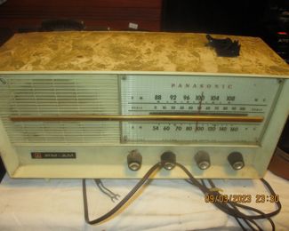 Vintage Panasonic table radio