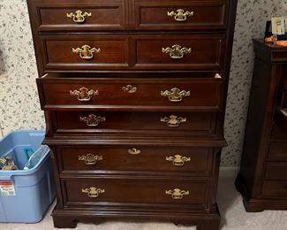 Chest of drawers w suite 