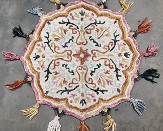 3' diameter hooked wool area rug