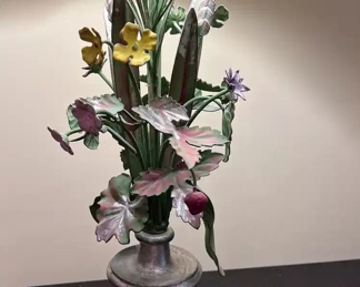 Metal floral base table lamp