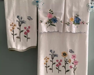 Embroidered towel set