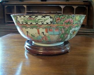 Rose Medallion bowl on a stand