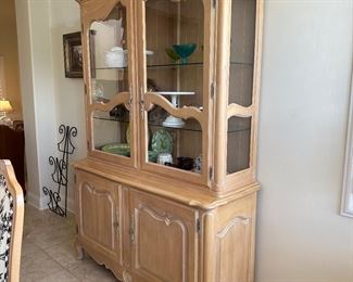 Even side detailing and includes silver cloth flatware drawer inside