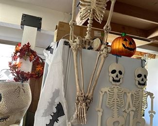 Grandinrod clown full size skeleton with box, lots more Halloween decor