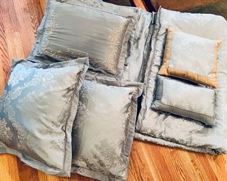 There is a selection of Queen Size bed sets