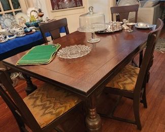 Antique Oak Dining Table with 6 Chairs and 2 Pull Out Leaves